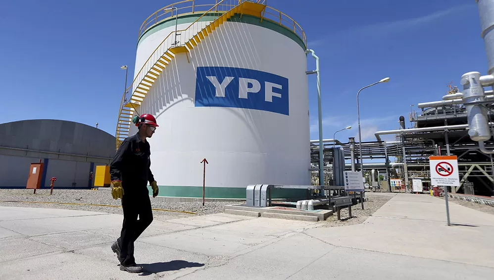 BALANCE. En el tercer trimestre, YPF redujo sus pérdidas en casi $ 50.000 millones.