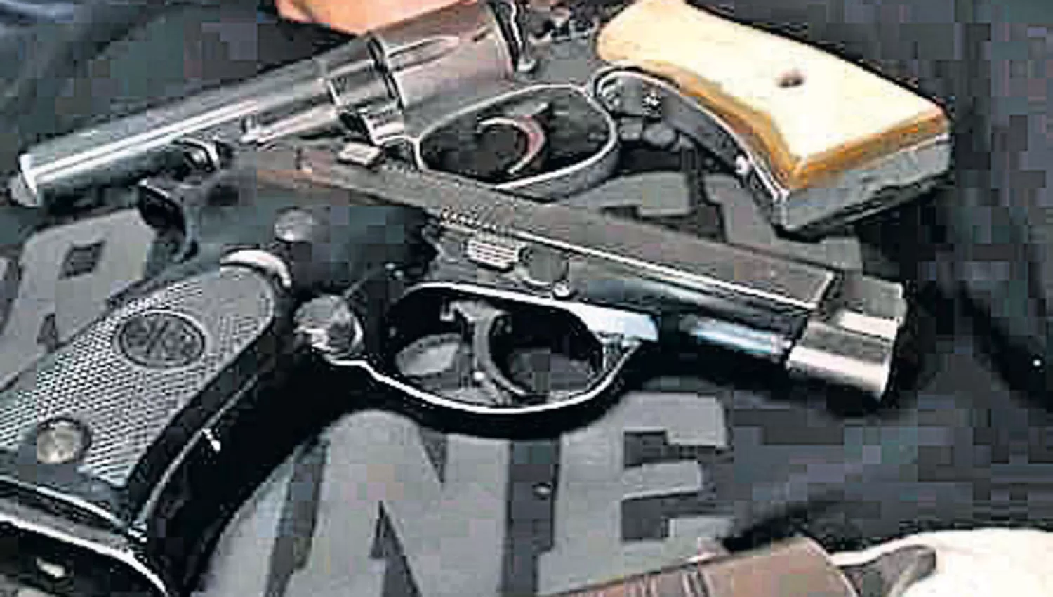 ARMAMENTO. Pistolas que exhibió “Pequeño” en Villa 9 de Julio.
