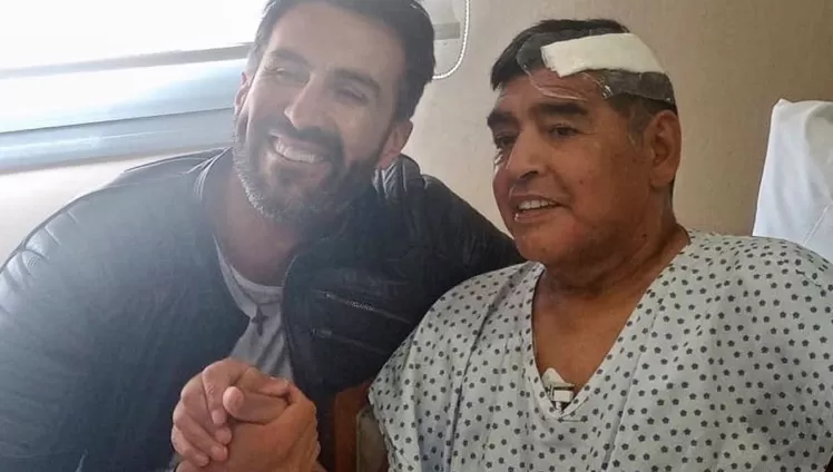 SU ÚLTIMA FOTOGRAFÍA. El médico, Leopoldo Luque, y Diego Armando Maradona, tras la operación. IMAGEN TOMADA DE LA CUENTA DE TWITTER DEL PERIODISTA JON HEGUIER (@JONHEGUIER).
