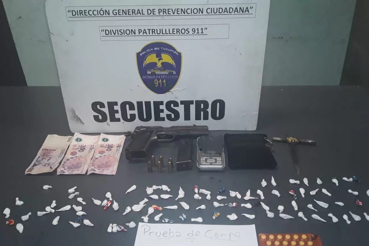SECUESTRO. Armas y drogas, los elementos que tenía el joven detenido en Villa 9 de Julio. Foto: Ministerio de Seguridad