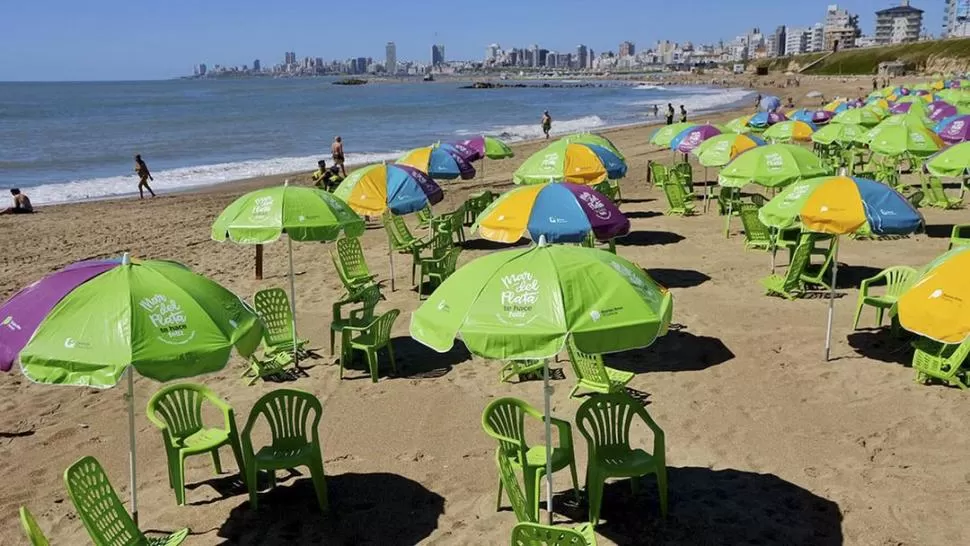 PLAYA. Las sombrillas y sillas que se lleven deberán mantener distancia con los elementos de los demás turistas. 