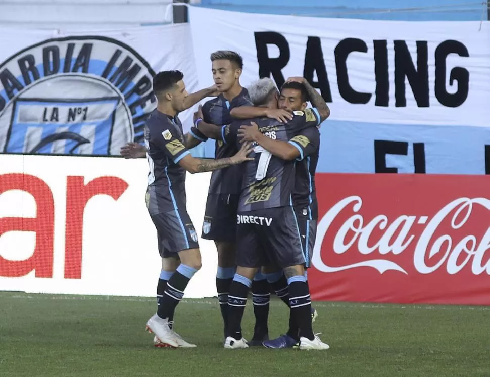 TRES DE CUATRO. Ruiz Rodríguez, Risso Patrón y Mussis saludan a Acosta por su gol a Racing. Los tucumanos son mayoría. telam