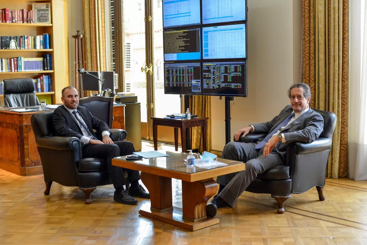 RECIBIERON AL FMI. El ministro de Economía, Martín Guzmán, y el presidente del Banco Central, Miguel Ángel Pesce, mantuvieron hoy un encuentro de trabajo.