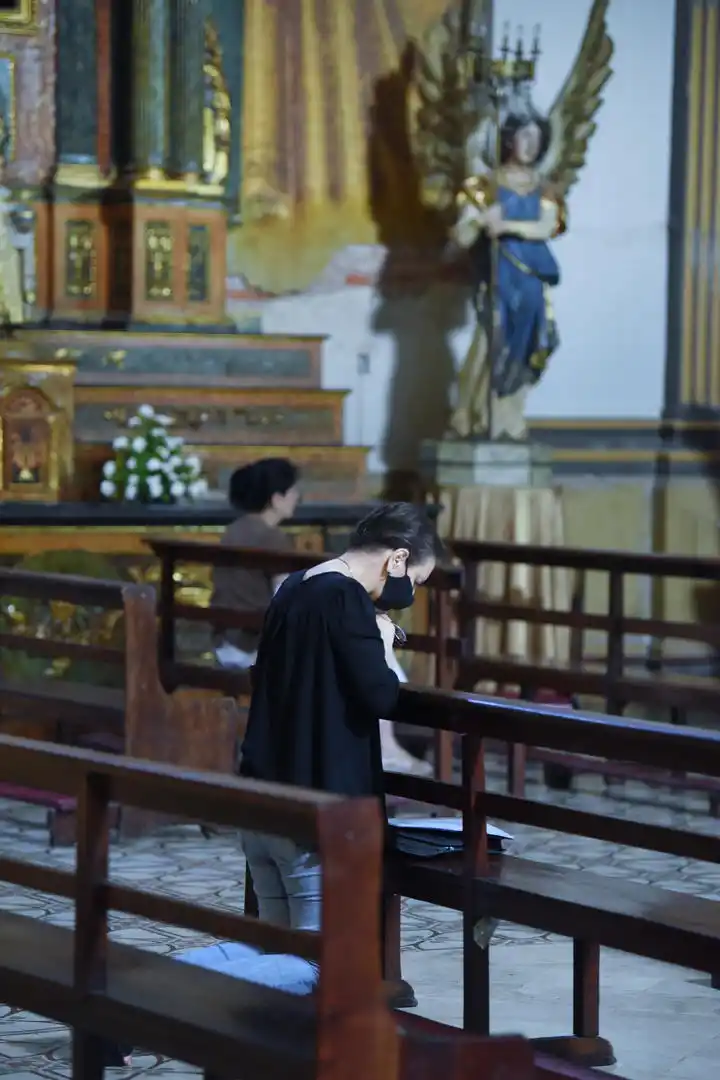 Durante la celebración de la misa, y mientras dure la pandemia de coronavirus, hay ritos que estarán suspendidos. Uno de ellos es el ritual saludo de la paz, durante el cual los fieles se saludan afectuosamente entre sí con un beso. “Cuidarnos entre todos es un acto de caridad”, hace hincapié la misiva del arzobispo dirigida a los curas y a la feligresía.