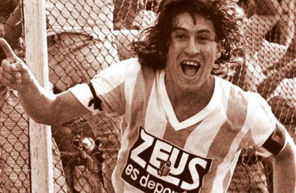 UN VERDADERO CRACK. Aredes marcó los goles con los que el equipo logró el ascenso al Nacional B en 1988. En total hizo 41 con Atlético, en 164 partidos.  