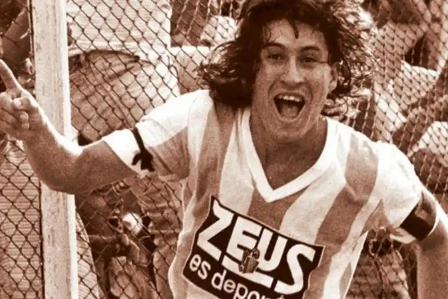 UN VERDADERO CRACK. Aredes marcó los goles con los que el equipo logró el ascenso al Nacional B en 1988. En total hizo 41 con Atlético, en 164 partidos.  