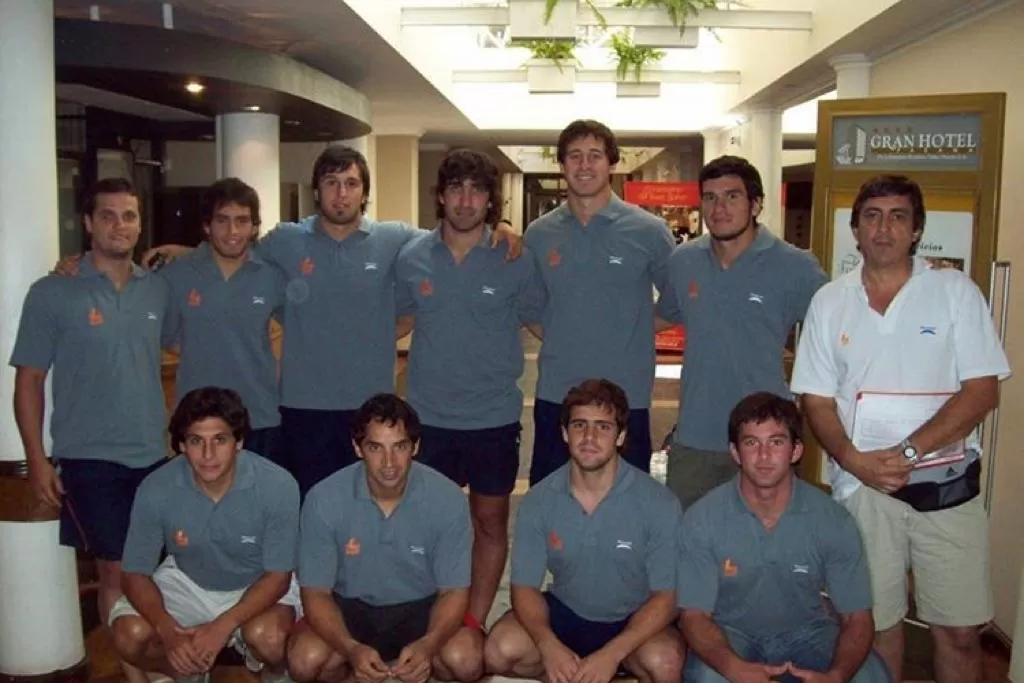 PASADO. Sánchez (tercero abajo) y Ferreyra (séptimo de pie) en la selección tucumana de seven de hace un par de años. 