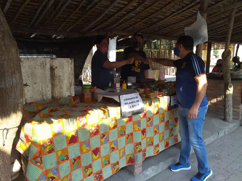 FERIA DE SIMOCA. El intendente Herrera con un puestero. Foto: Prensa Municipal