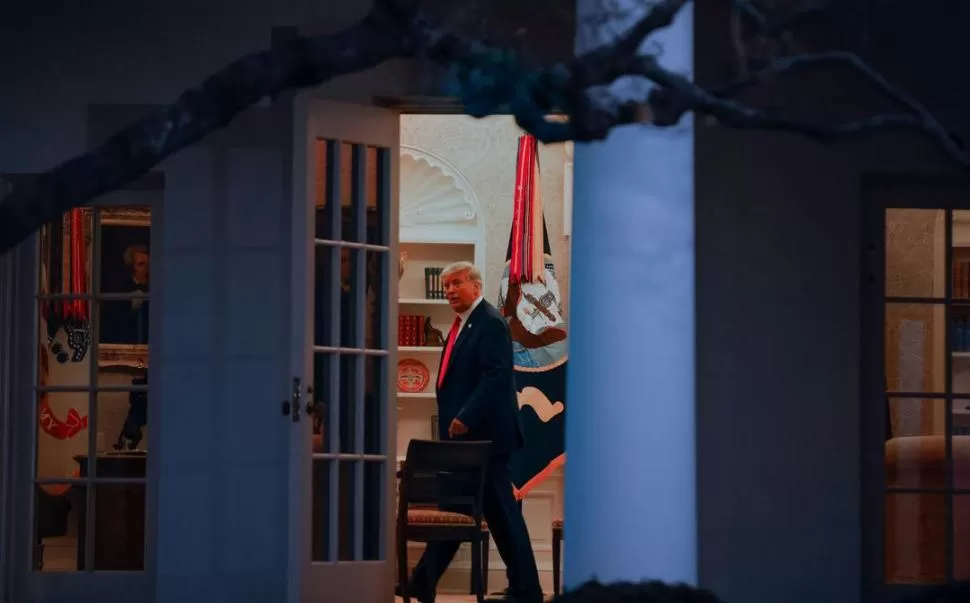 ÚLTIMOS MESES. Trump entre las puertas del Salón Oval, su despacho en la Casa Blanca. Todo indica que no permanecerá allí mucho más tiempo. Reuters