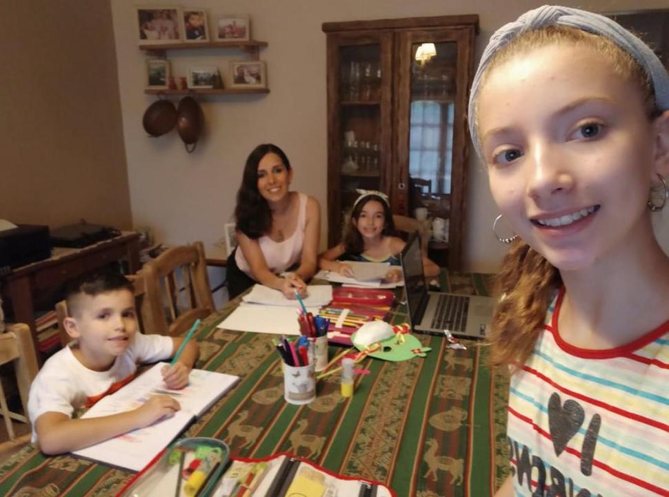 TAREAS ESCOLARES. Ana Monetti está pendiente de todos los deberes que les dan los docentes a sus tres hijos.