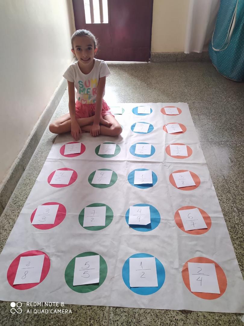 DIDÁCTICA. Ana diseñó un afiche para que su hija aprenda fracciones.