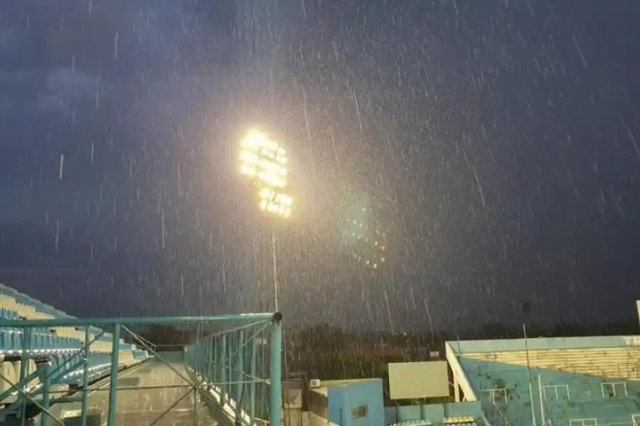 PARA POCOS. Los medios de prensa pudieron volver al estadio.