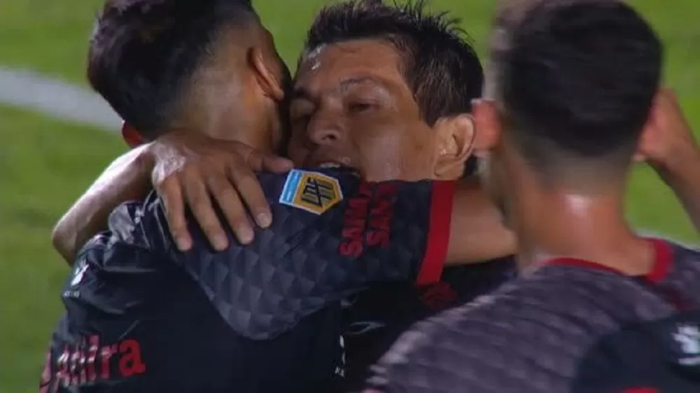 CRACK. Pulguita Rodríguez celebra el regalo que le hizo a los amantes del fútbol. 