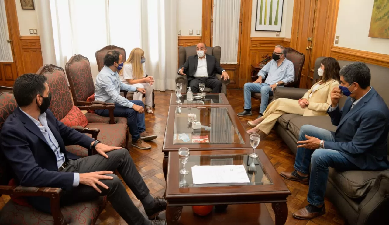 EN REUNIÓN. El gobernador Manzur coordinó el encuentro en la Casa de Gobierno. Foto: Comunicación Pública