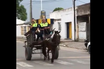 Filmaron a dos policías tucumanos en un carro de tracción a sangre y el video se hizo viral