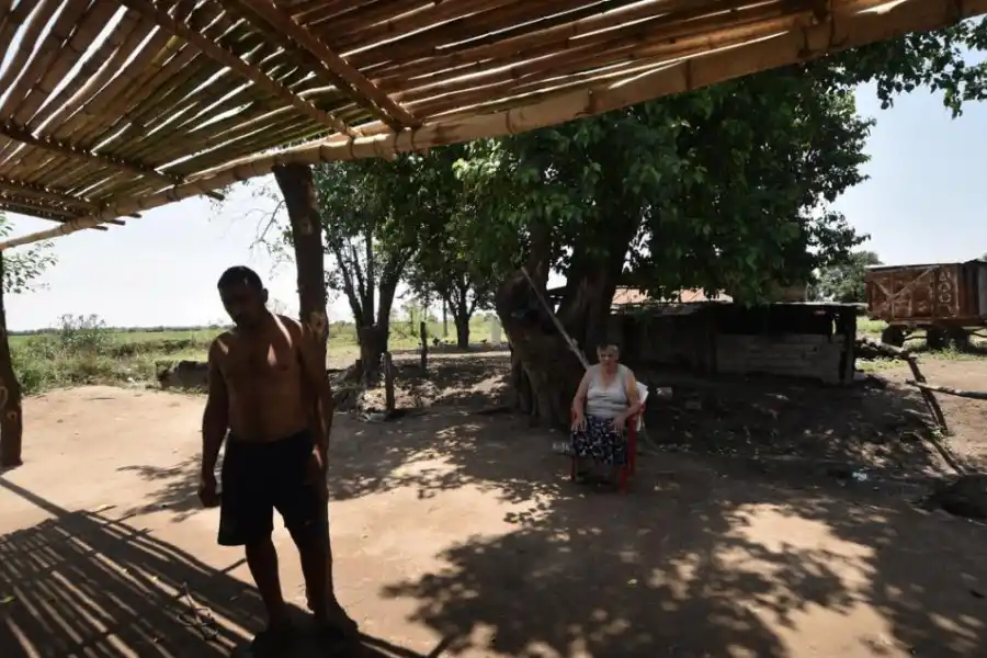 SIN LUZ NI AGUA. María Brizuela y su hijo juntaron agua de lluvia por que se cortó el servicio a causa de la crecida. Tampoco tienen luz.