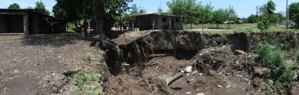 PELIGRO. De las 60 familias que vivían en Alto El Puesto, 25 ya decidieron dejar el lugar e instalarse en una zona más segura a causa de las crecidas.
