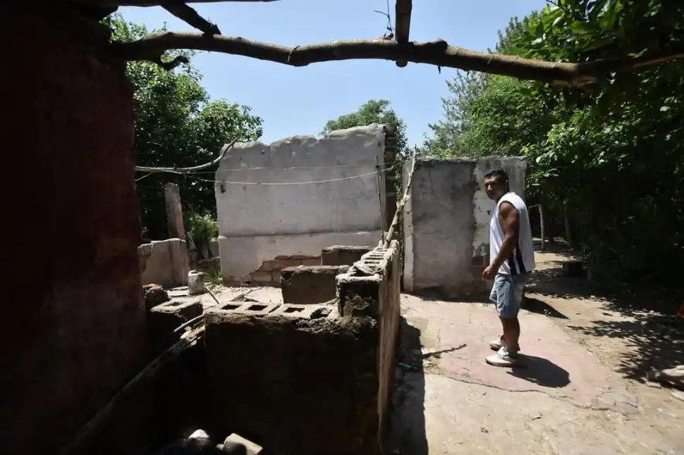 ABANDONO. Armando Carrizo en la casa de su hermana, que se fue.