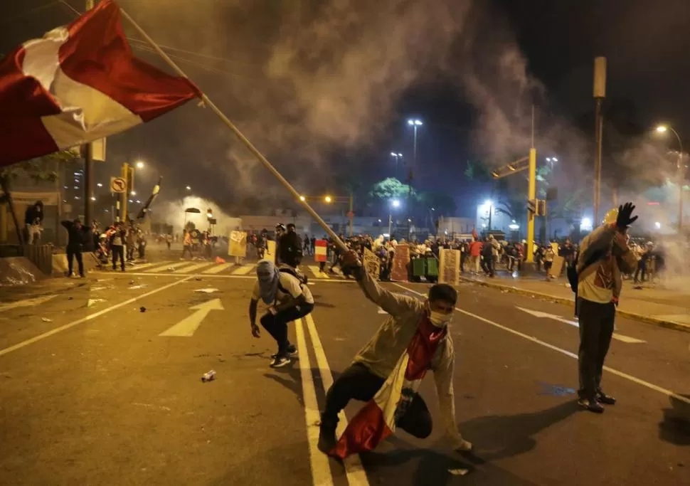 BAILES. Después de protestas con choques con la policía y muertos, ayer hubo festejos en las calles de Lima.  