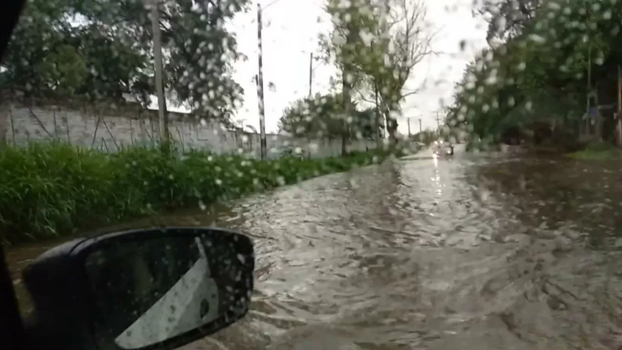 ZONA SUR. Varias calles de San Miguel de Tucumán están inundadas; esta imagen corresponde a avenida Alem y canal Sur.
