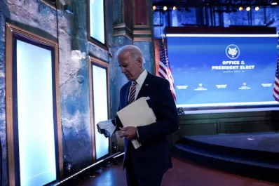 La demora en la transición pone en riesgo a la población, dice Biden