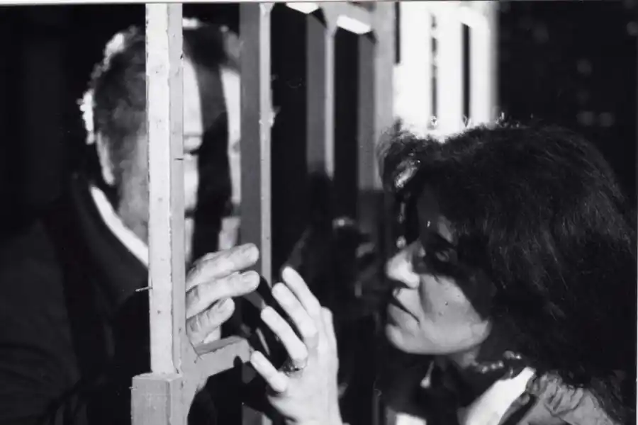 DRAMA. En “El locutorio”, con Carlos Olivera, obra premiada.