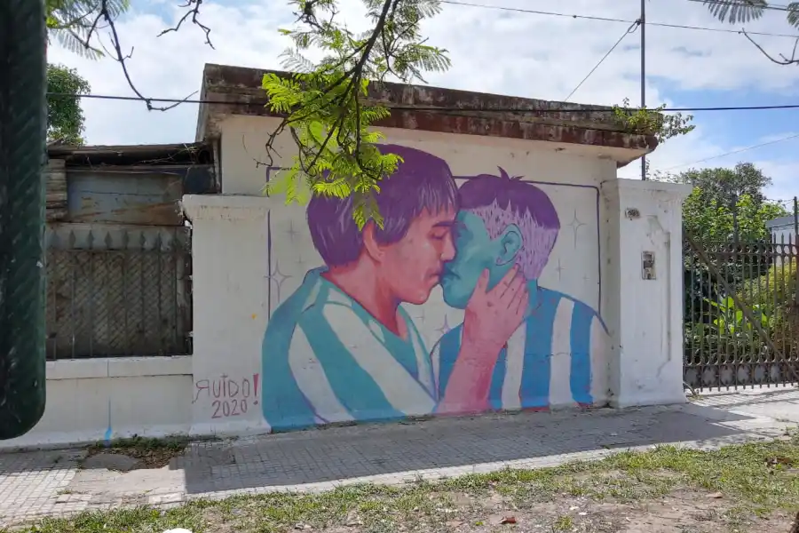 El mural fue intervenido por otros hinchas enojados, que le cambiaron los colores de San Martín.