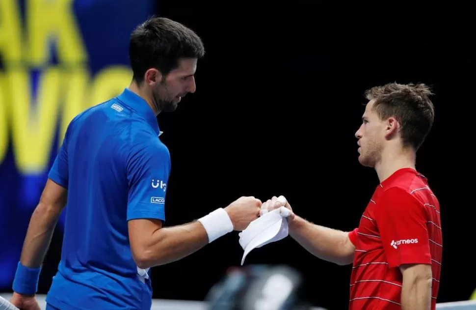 SALUDO FINAL. Schwartzman  felicitó a al serbio Novak Djokovic, que lo venció en Londres. 