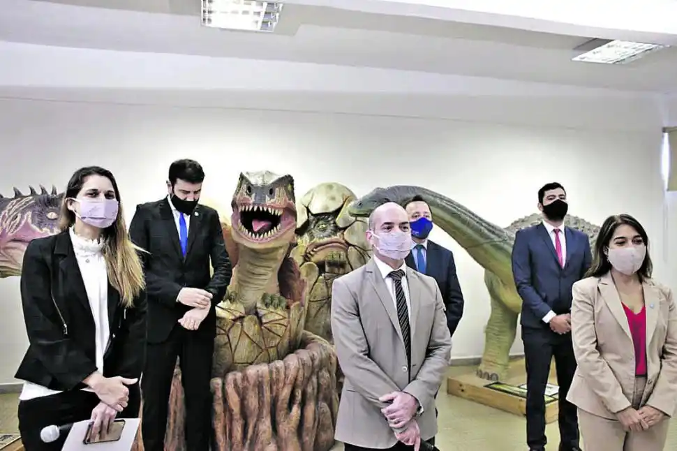 APERTURA. En el Ciidept, el ministro rodeado de su equipo. fotos Ministerio de educación 