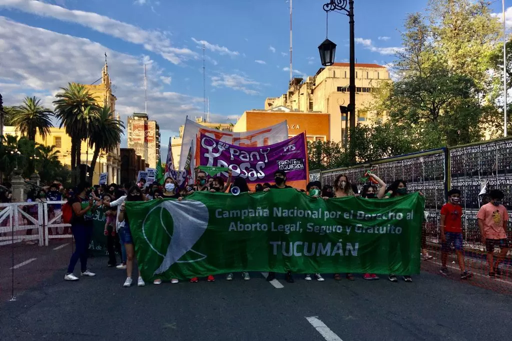 PAÑUELAZO. En Tucumán también se movilizaron a favor del aborto.