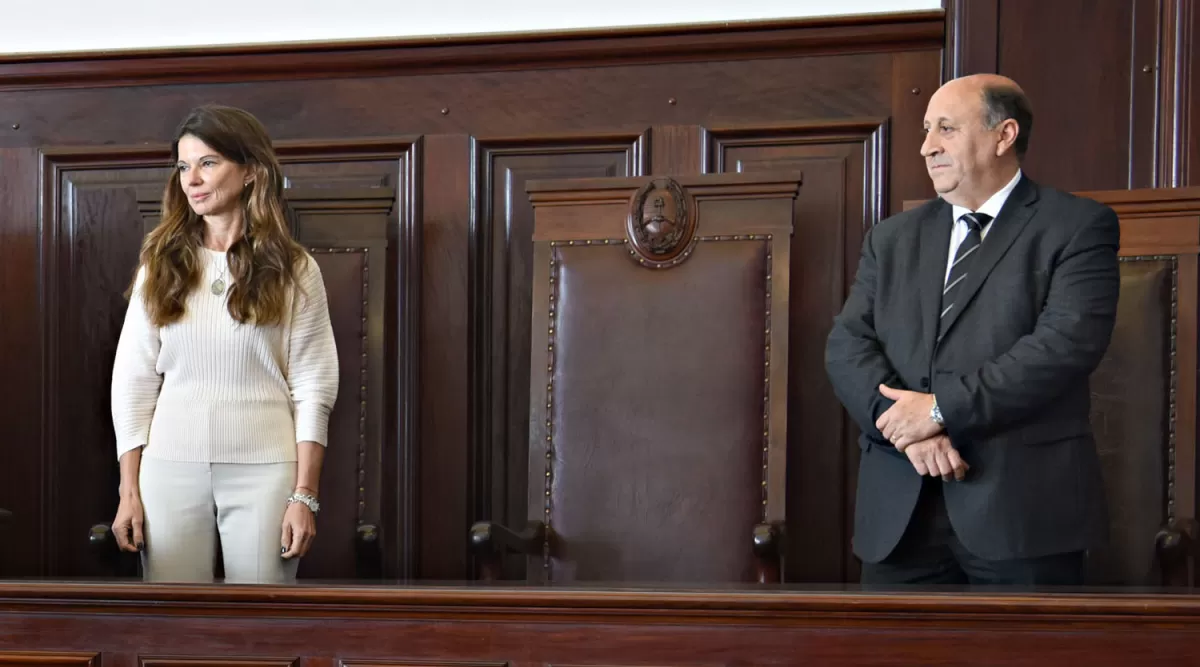 EN EL MISMO ESTRADO. La presidenta de la Corte, Claudia Sbdar, y el ministro pupilar, Washinton Navarro Dávila.