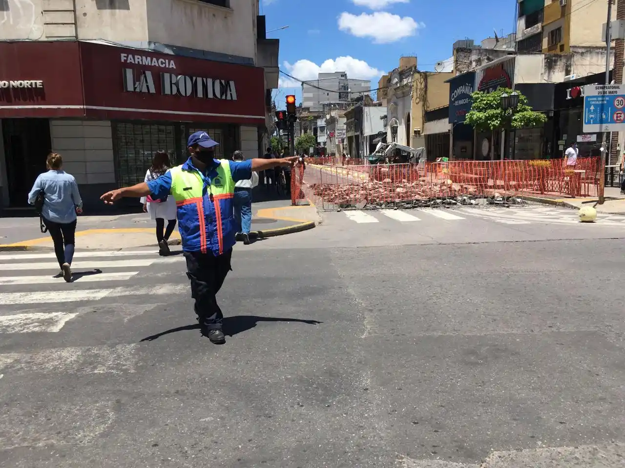 OBREROS TRABAJANDO. En 25 de Mayo y Santiago. Foto: LA GACETA / Inés Quinteros Orio