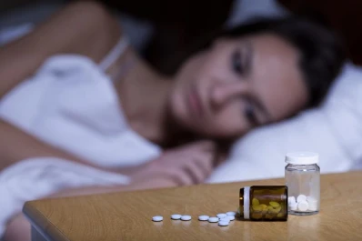 Cómo influye en tu cuerpo cenar tarde y usar pantallas