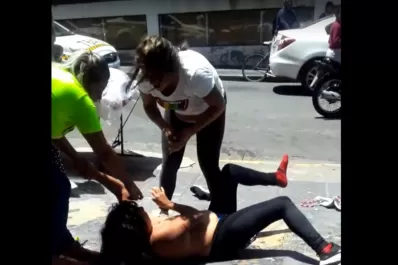 Golpearon a una supuesta mechera, que corrió varias cuadras semidesnuda