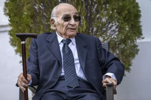 Poeta valenciano: poesía intimista, que ahonda en la experiencia humana
