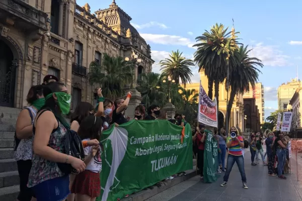 El pañuelazo por el aborto también se replicó en Tucumán