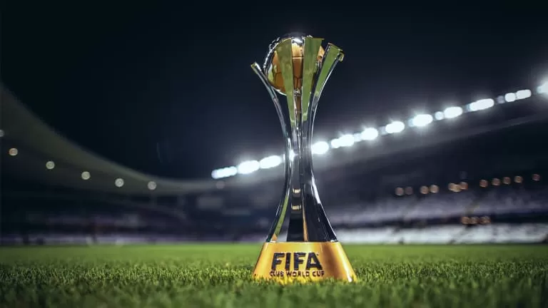 ELEGANTE. El trofeo del Mundial de Clubes fue levantado por Liverpool en la última edición. 