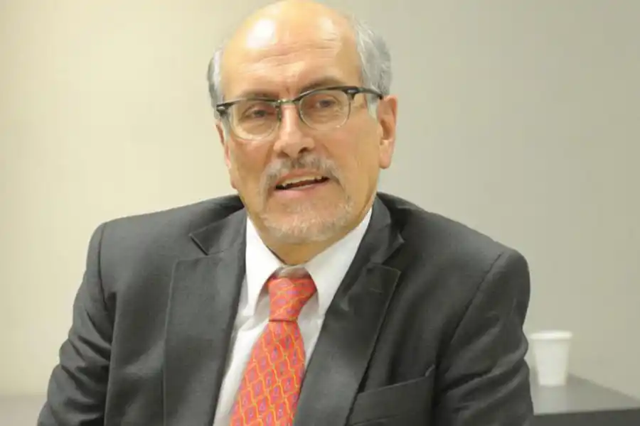 Héctor Viñuales, FET