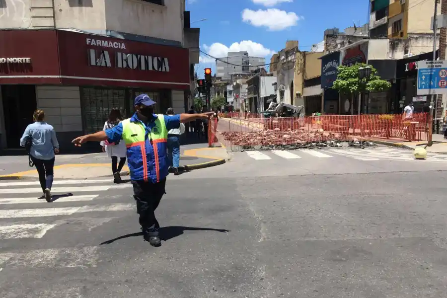 OBREROS TRABAJANDO. En 25 de Mayo y Santiago. Foto: LA GACETA / Inés Quinteros Orio