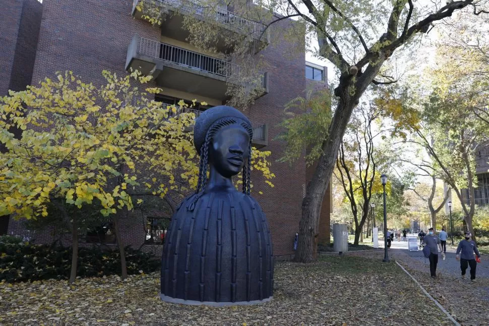 EN EL CAMPUS. Un monumento de cinco metros exhibe una imponente figura femenina. 