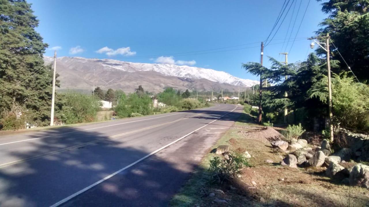 En plena primavera, las cumbres amanecieron cubiertas de un manto blanco