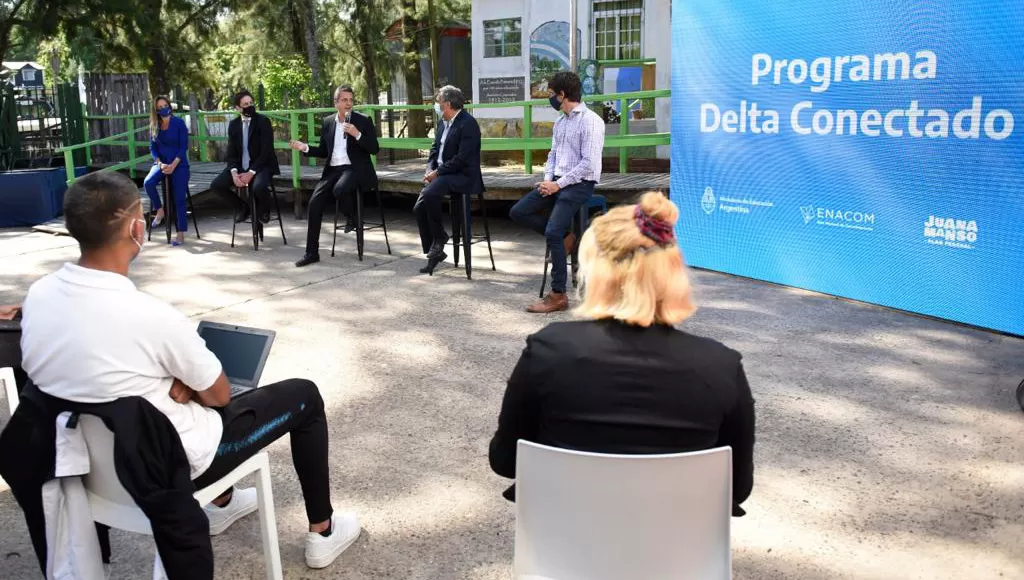 ACTO. El presidente de la Cámara de Diputados, Sergio Massa, y el ministro de Educación de la Nación, Nicolás Trotta, entregaron computadoras a jóvenes de primer año del secundario de escuelas públicas de las Islas del Delta.