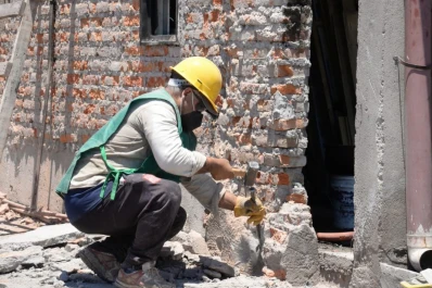 Manzur visitó a una familia de Las Talitas que lo había perdido todo durante la última tormenta