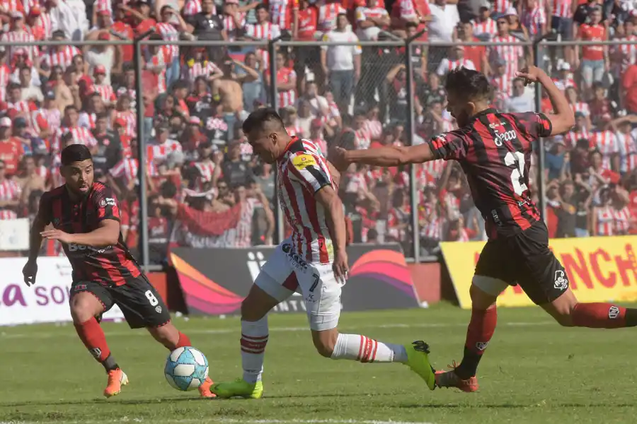 MUY CERRADO. El choque entre San Martín y Defensores resultó un partido chato y con poco juego.