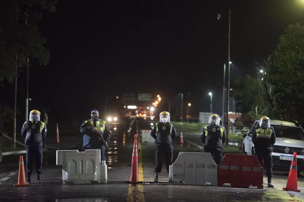 RUTA BLOQUEADA. A las 22, los miembros de la Policía colocan vallas para impedir el ingreso de vehículos particulares hasta las 8 de la mañana.  la gaceta / fotos de diego aráoz 