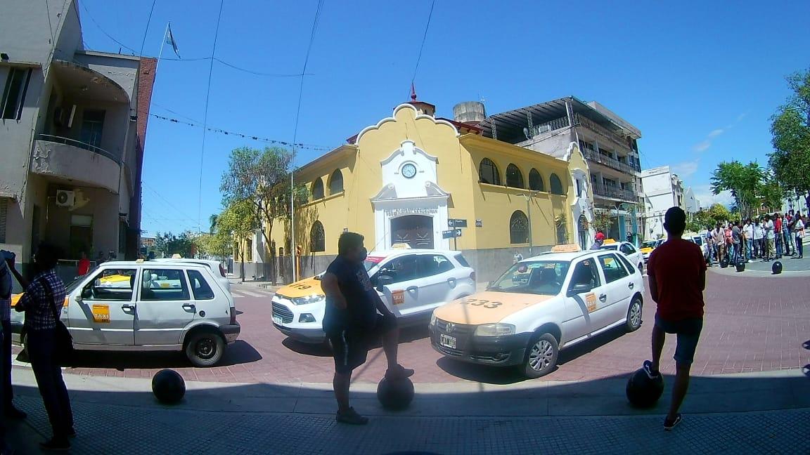 EN CONCEPCIÓN. Taxistas protestan frente a la plaza Mitre. Foto LA GACETA / Osvaldo Ripoll