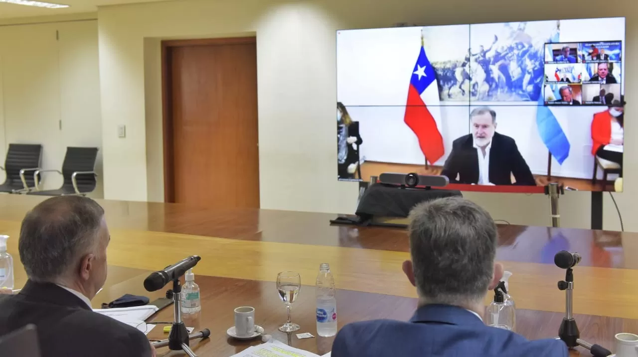 EN TELE-REUNIÓN. Jaldo y el secretario Pérez observan al embajador argentino en Chile Rafael Bielsa a través de la pantalla. Foto Prensa HLT