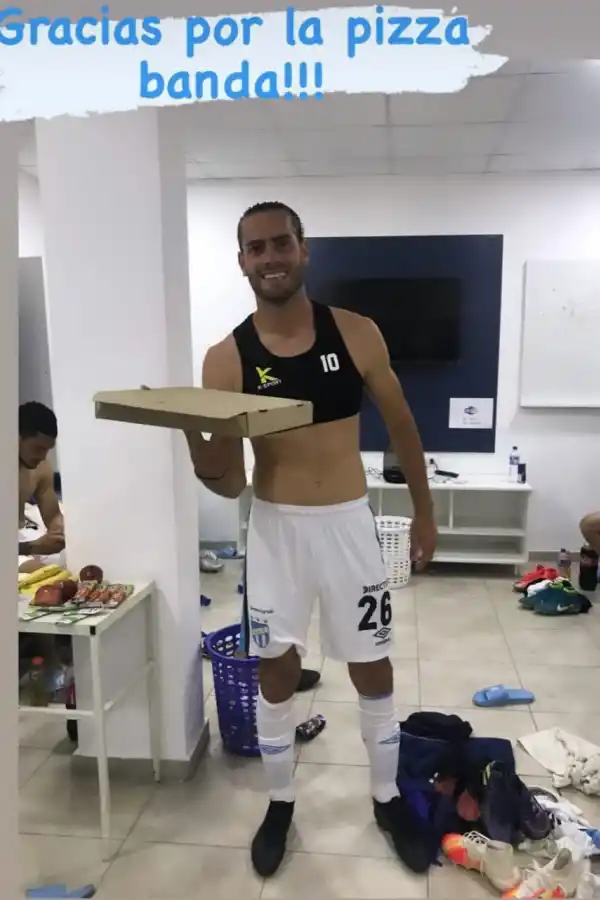 Llegó el delivery para el goleador de la noche, Lucas Melano.