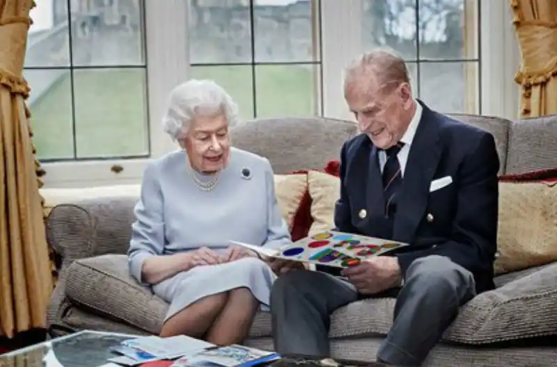 La Reina Isabel y su esposo Felipe celebran su 73 aniversario de bodas