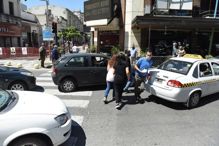 UNA LUCHA. Autos y peatones pelean por cruzar en 25 y Santiago.